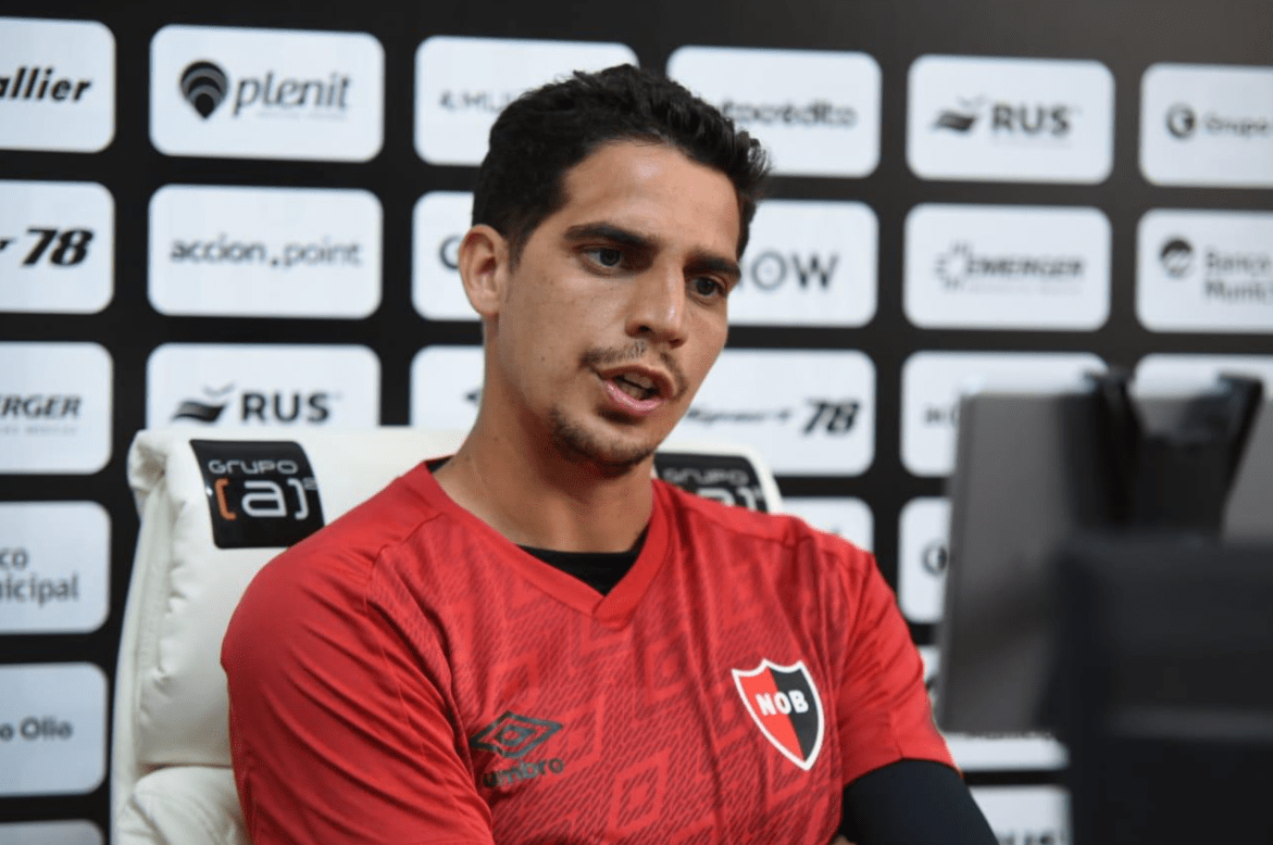 Aguerre dando una conferencia de prensa