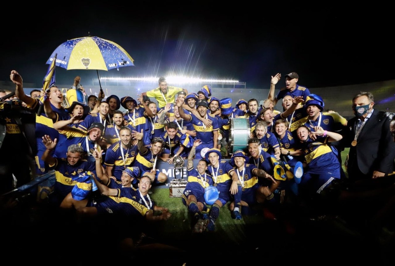 Jugadores de boca festejando con la copa