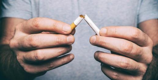 hombre rompiendo un cigarrillo
