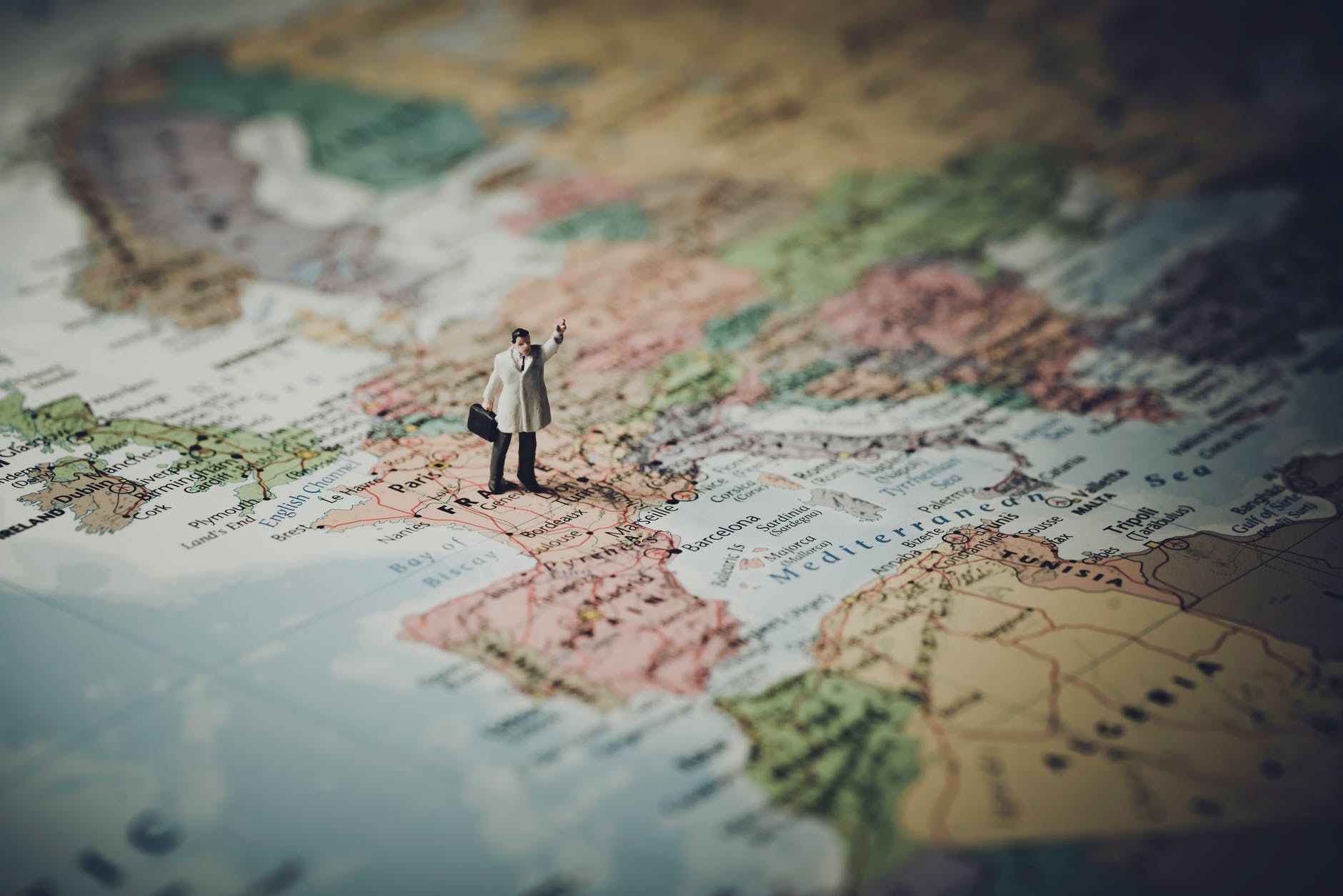 Hombre de juguete en un mundo