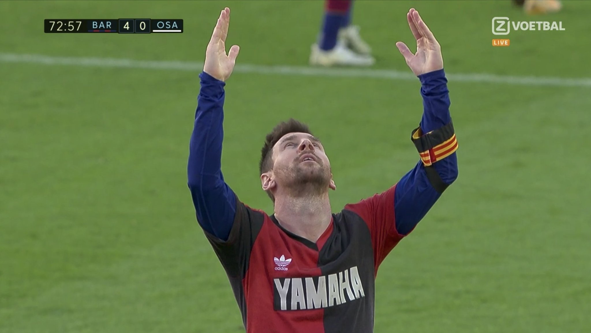 Messi con la camiseta del Diego