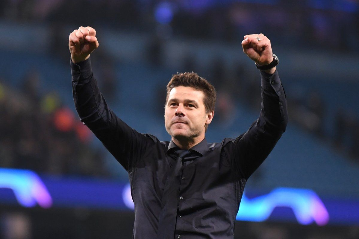 El DT pochettino alzando los brazos