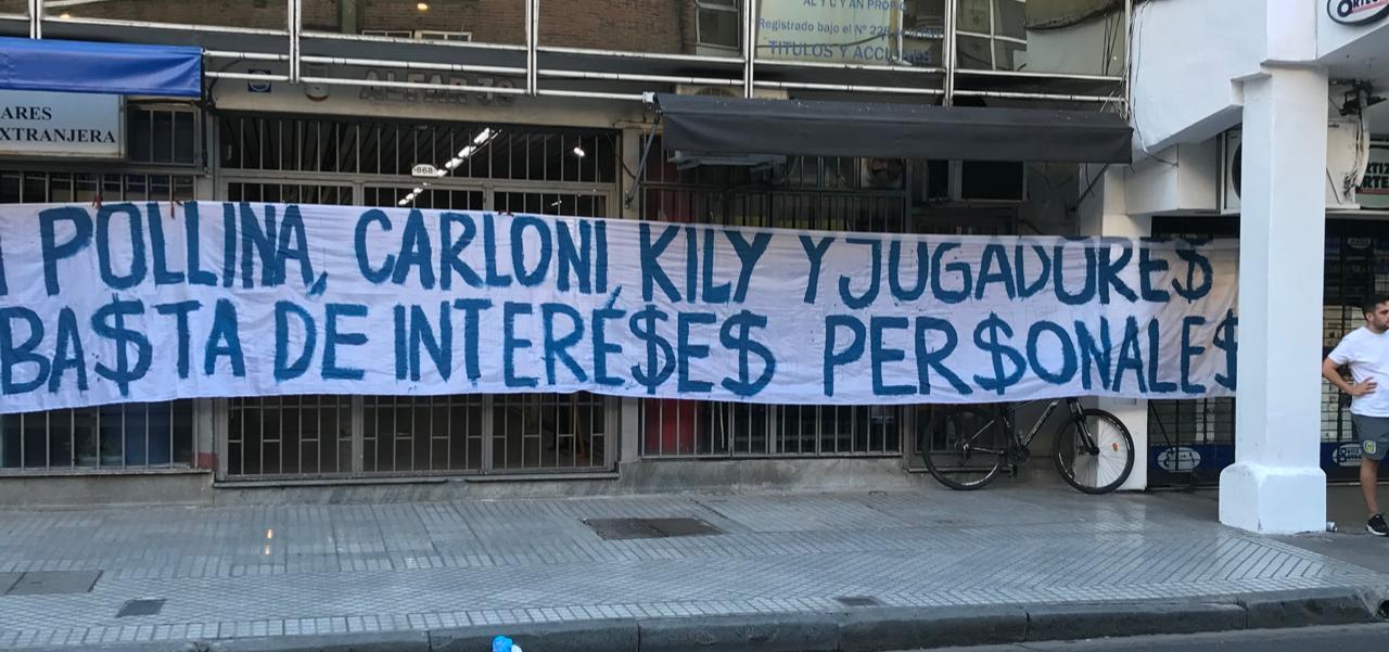 Bandera en contra de la dirigencia de  rosario central